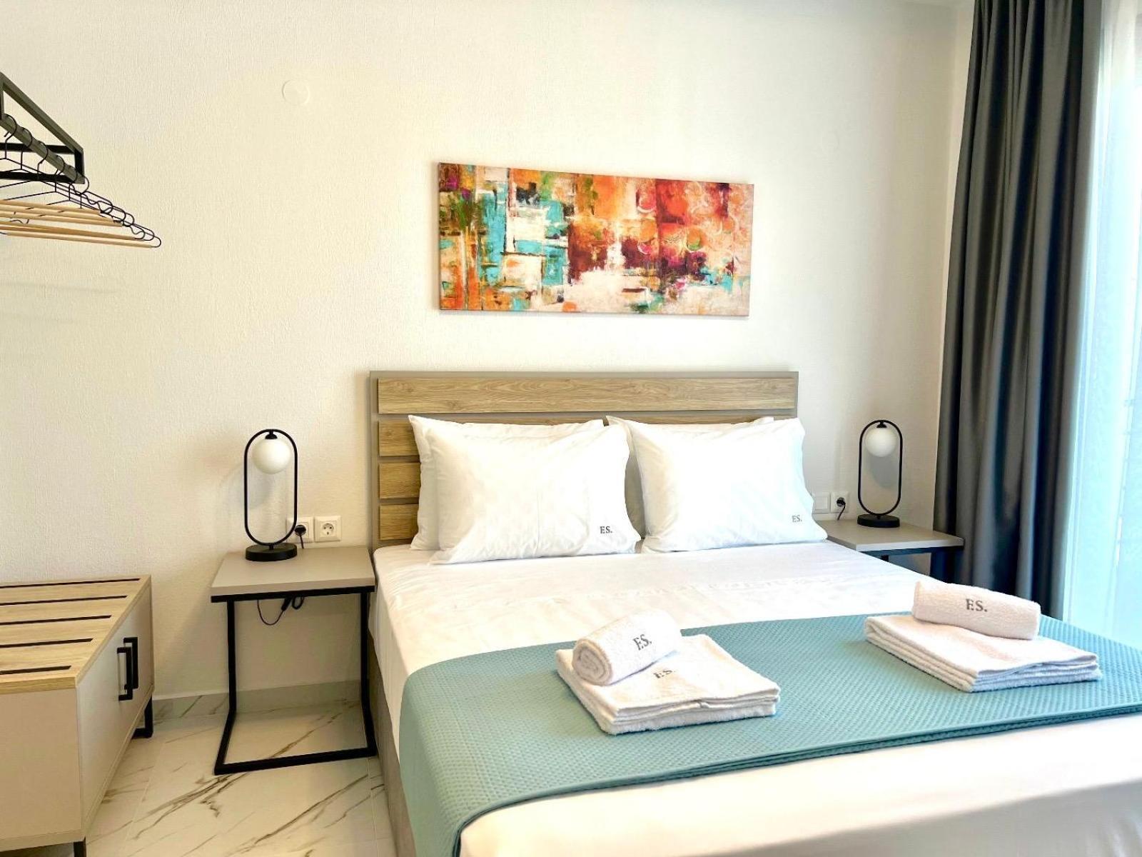 Four Shades Luxury Suites Sarti Eksteriør billede