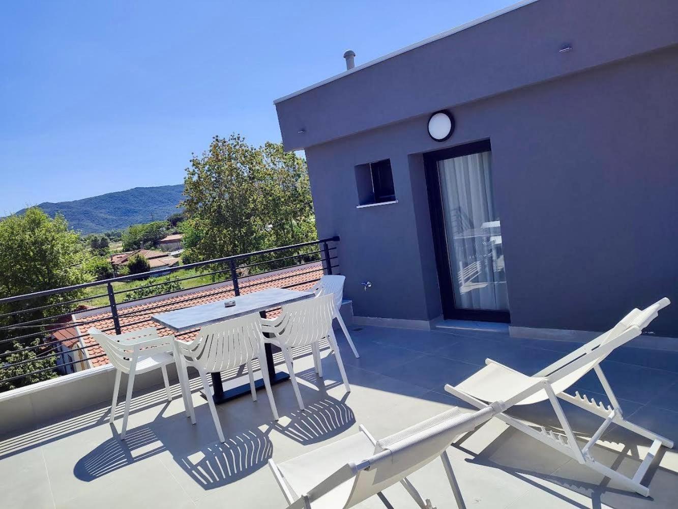 Four Shades Luxury Suites Sarti Eksteriør billede
