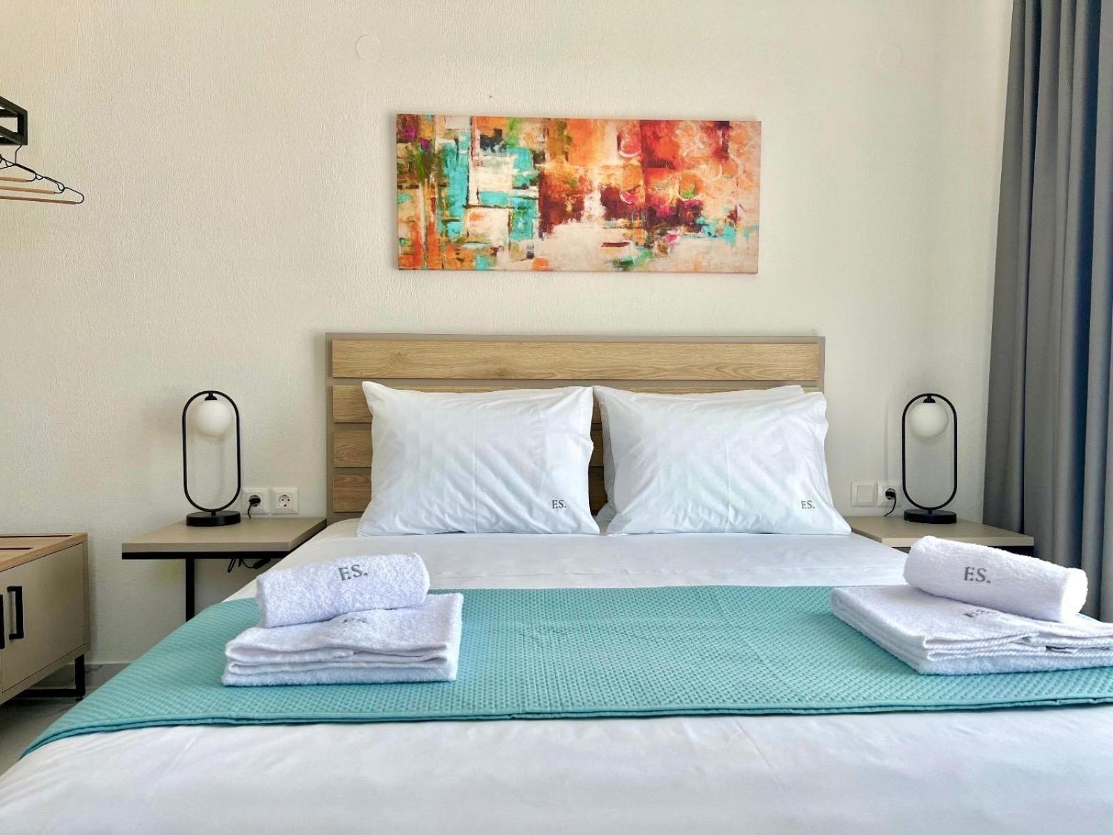Four Shades Luxury Suites Sarti Eksteriør billede