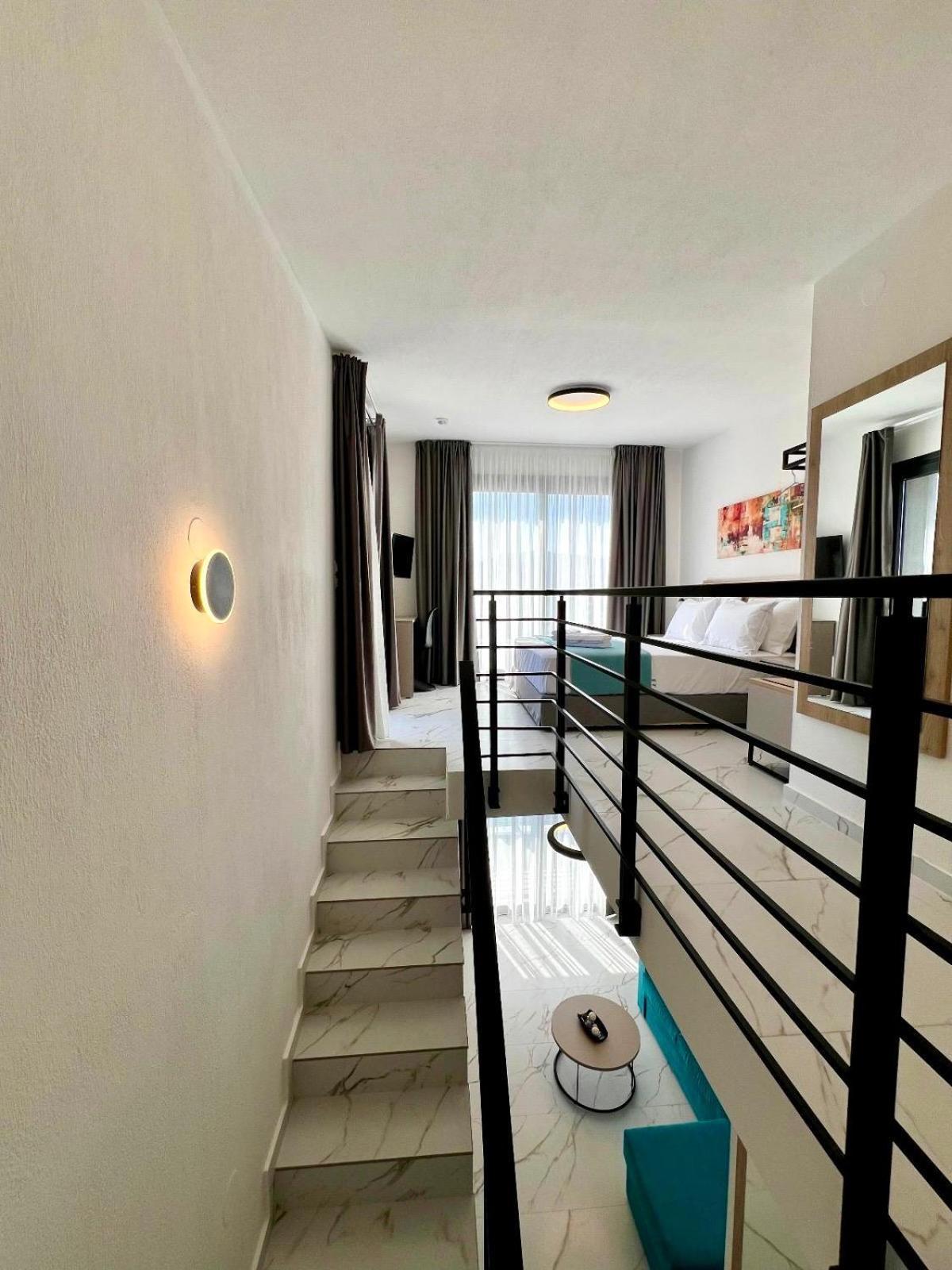 Four Shades Luxury Suites Sarti Eksteriør billede