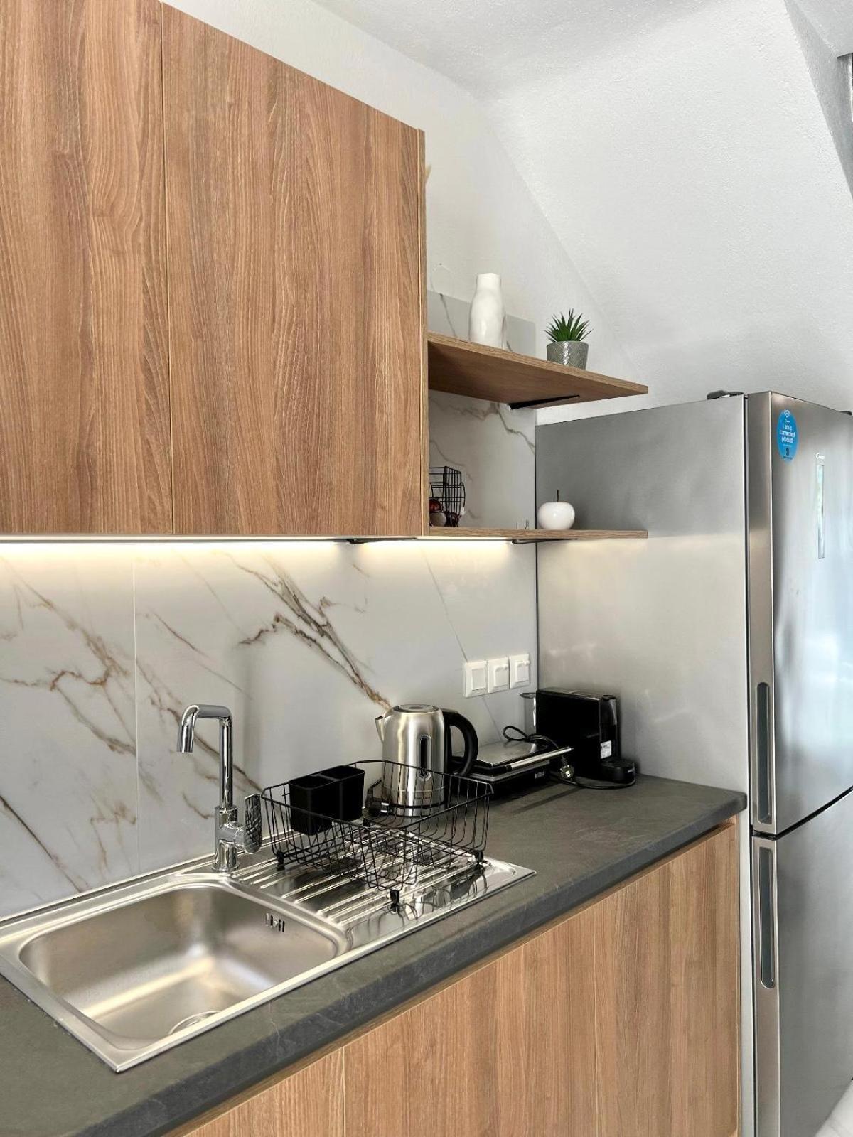 Four Shades Luxury Suites Sarti Eksteriør billede