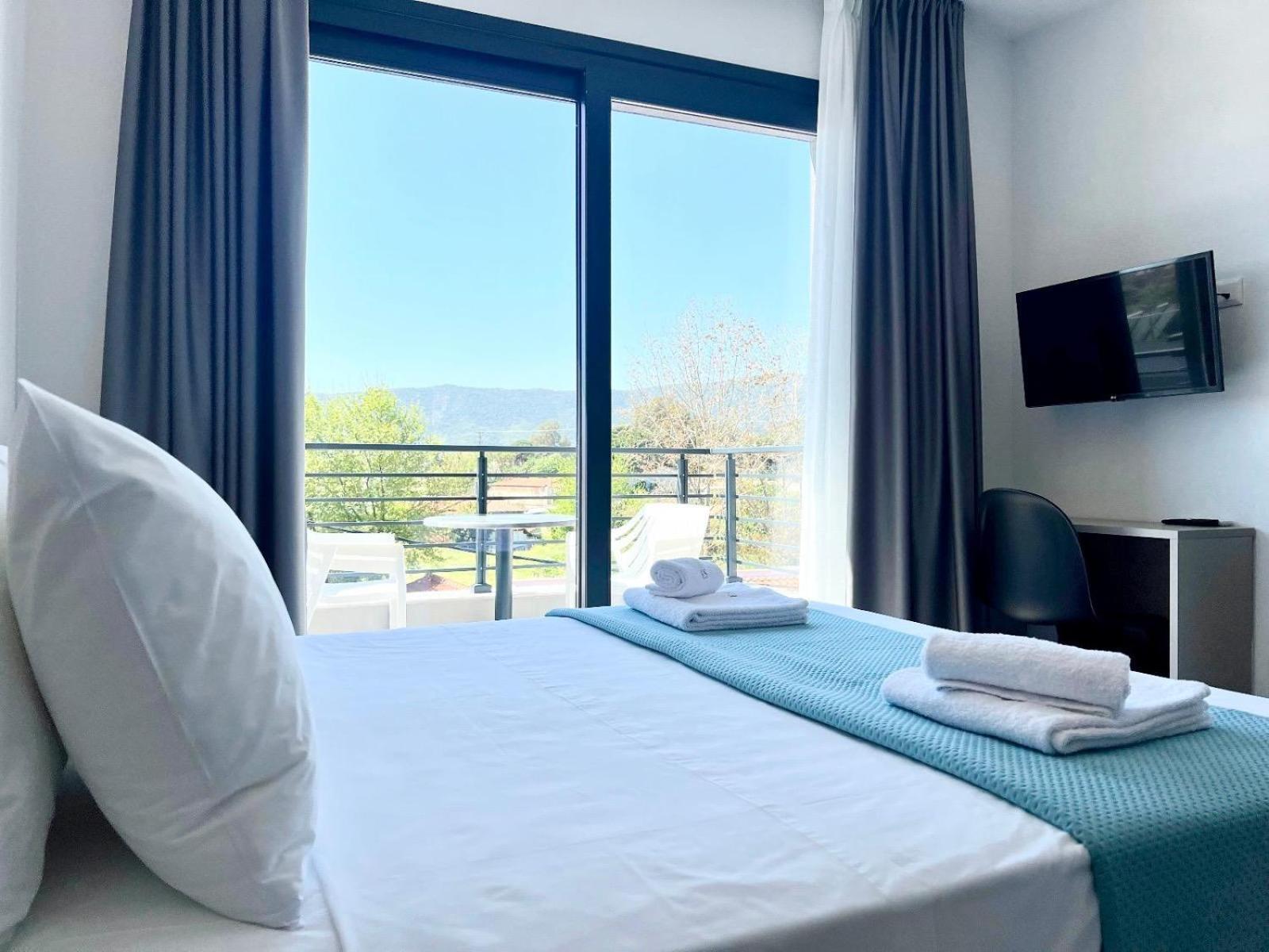 Four Shades Luxury Suites Sarti Eksteriør billede