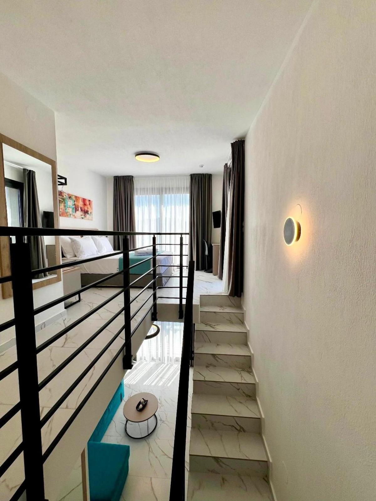 Four Shades Luxury Suites Sarti Eksteriør billede