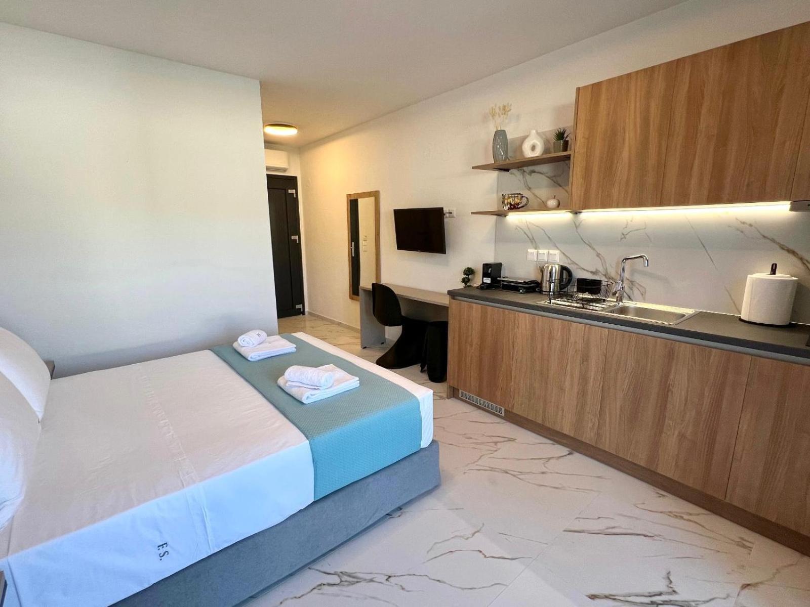 Four Shades Luxury Suites Sarti Eksteriør billede