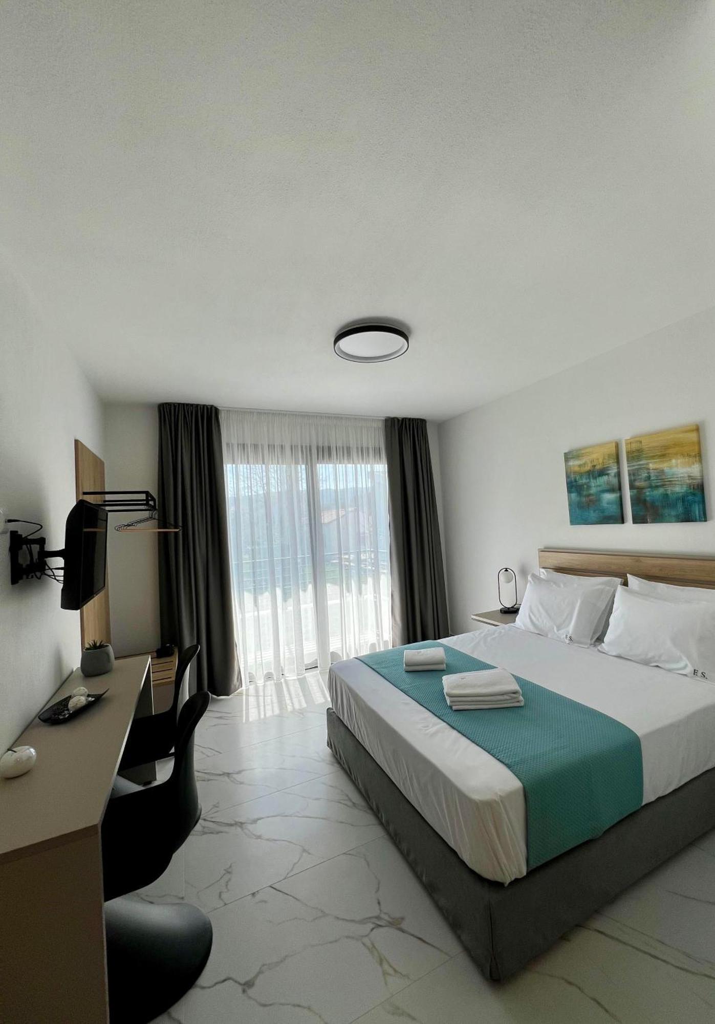 Four Shades Luxury Suites Sarti Eksteriør billede
